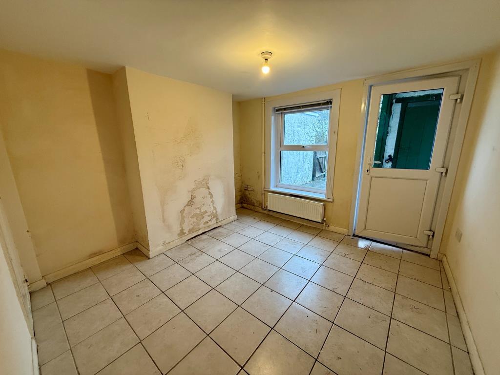 Lot: 151 - TERRACE HOUSE FOR IMPROVEMENT - Dining room